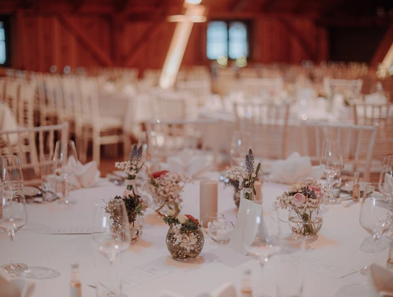 Hochzeitslocation: Runder Tisch mit kleiner Tischdekoration in der Eventtenne - Eventtenne - Hochzeits- & Veranstaltungslocation