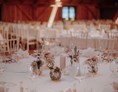 Hochzeit: Runder Tisch mit kleiner Tischdekoration in der Eventtenne - Eventtenne - Hochzeits- & Veranstaltungslocation