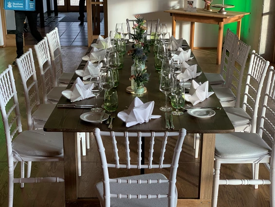 Hochzeitslocation: Rustikaler Holztisch im Loft - Eventtenne - Hochzeits- & Veranstaltungslocation
