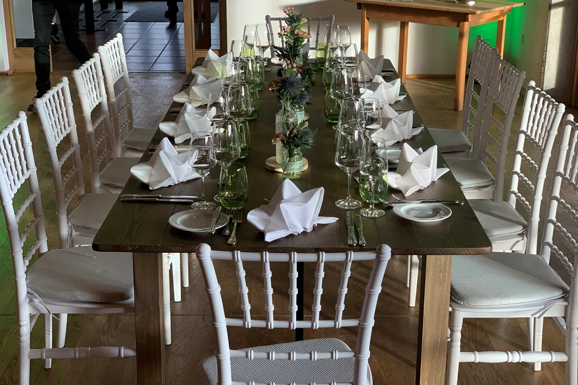 Hochzeitslocation: Rustikaler Holztisch im Loft - Eventtenne - Hochzeits- & Veranstaltungslocation