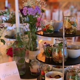 Hochzeit: Vorspeisenbuffet auf den Gasttischen elegant angerichtet auf schönen Etageren - Eventtenne - Hochzeits- & Veranstaltungslocation