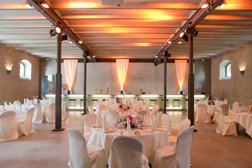 Hochzeit: Schlicht und elegant ist der ebenerdige Säulensaal mit seinen gusseisernen Stützsäulen, den geschlämmten Ziegelwänden und der dezent beleuchteten Glastheke an der hinteren Wand.  - Fürstenfelder Gastronomie & Hotel GmbH