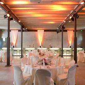 Hochzeit: Schlicht und elegant ist der ebenerdige Säulensaal mit seinen gusseisernen Stützsäulen, den geschlämmten Ziegelwänden und der dezent beleuchteten Glastheke an der hinteren Wand.  - Fürstenfelder Gastronomie & Hotel GmbH