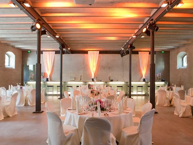 Hochzeit: Schlicht und elegant ist der ebenerdige Säulensaal mit seinen gusseisernen Stützsäulen, den geschlämmten Ziegelwänden und der dezent beleuchteten Glastheke an der hinteren Wand.  - Fürstenfelder Gastronomie & Hotel GmbH