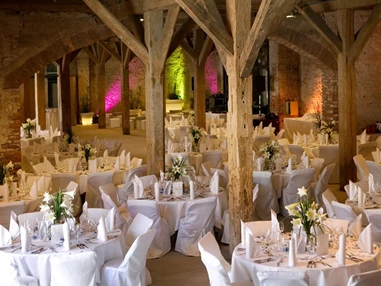Hochzeit: Die Tenne diente dem Kloster einst als Heustadel. Daran erinnern noch die beiden Auffahrten für die Pferdefuhrwerke. Mit ihrem imposanten Gebälk, dem Dielenboden und den weiten offengelassenen Rundbögen ist sie ein unvergleichlicher Ort. - Fürstenfelder Gastronomie & Hotel GmbH