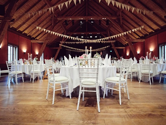 Hochzeit: Der Dachstuhl über dem ehemaligen Stall des Klosters aus dem späten 17. Jahrhundert ist liebevoll restauriert. Mit seinen warmen Rottönen und den Eichendielen ist er besonders gemütlich. - Fürstenfelder Gastronomie & Hotel GmbH