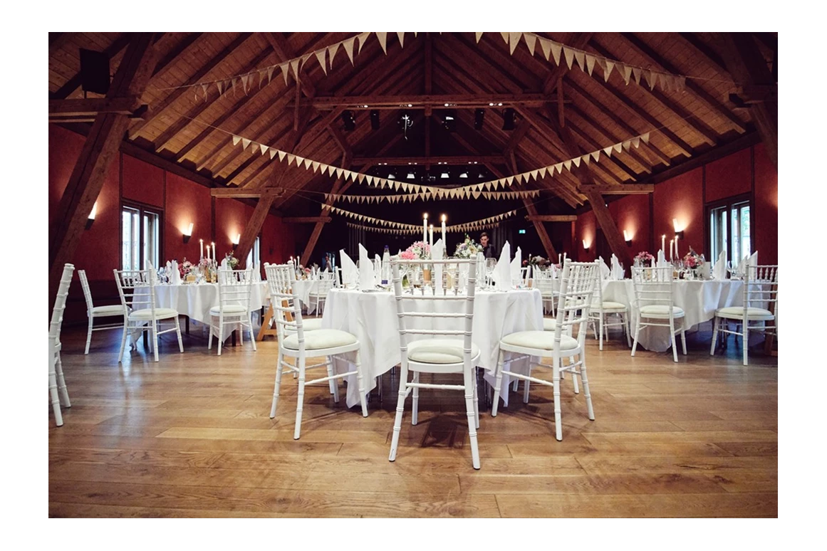 Hochzeit: Der Dachstuhl über dem ehemaligen Stall des Klosters aus dem späten 17. Jahrhundert ist liebevoll restauriert. Mit seinen warmen Rottönen und den Eichendielen ist er besonders gemütlich. - Fürstenfelder Gastronomie & Hotel GmbH