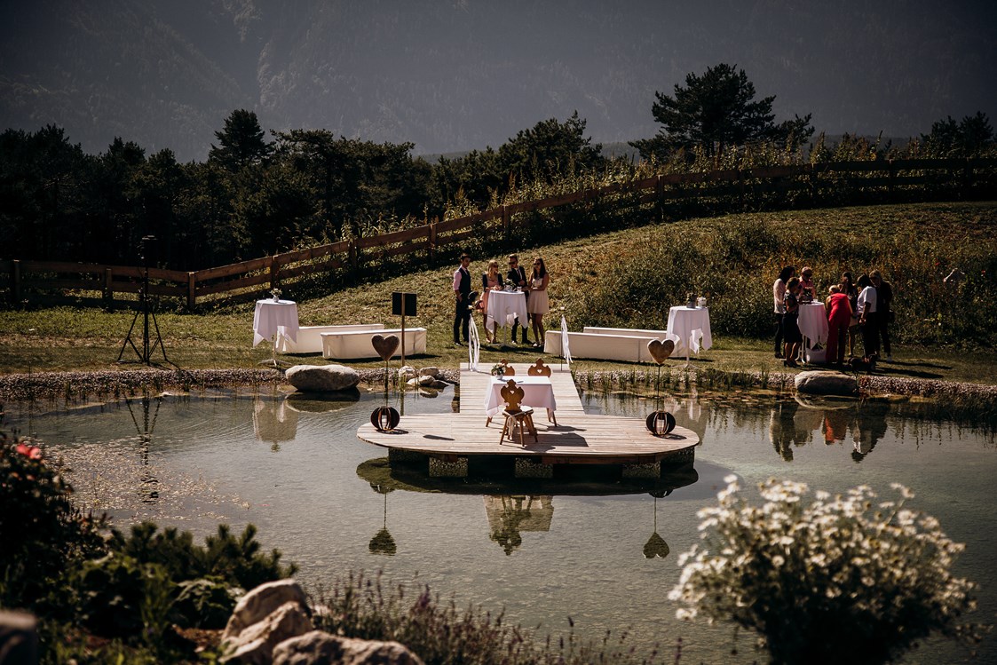 Hochzeit: Freie Trauung am See (c) Alexandra Jäger / @alexandra.grafie - Stöttlalm