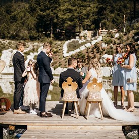 Hochzeit: Freie Trauung am See (c) Alexandra Jäger / @alexandra.grafie - Stöttlalm