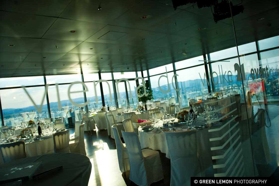 Hochzeit: Der Innenbereich der Wolke21 mit Blick auf Wien.
 - wolke21 im Saturn Tower