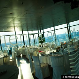 Hochzeit: Der Innenbereich der Wolke21 mit Blick auf Wien.
 - wolke21 im Saturn Tower