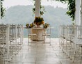 Hochzeit: Feiern Sie Ihre Hochzeit im Freien - zwischen weißen Säulen und einem unvergesslichen Weitblick im Weingut Hirschmugl in der Steiermark. - Hirschmugl - Domaene am Seggauberg