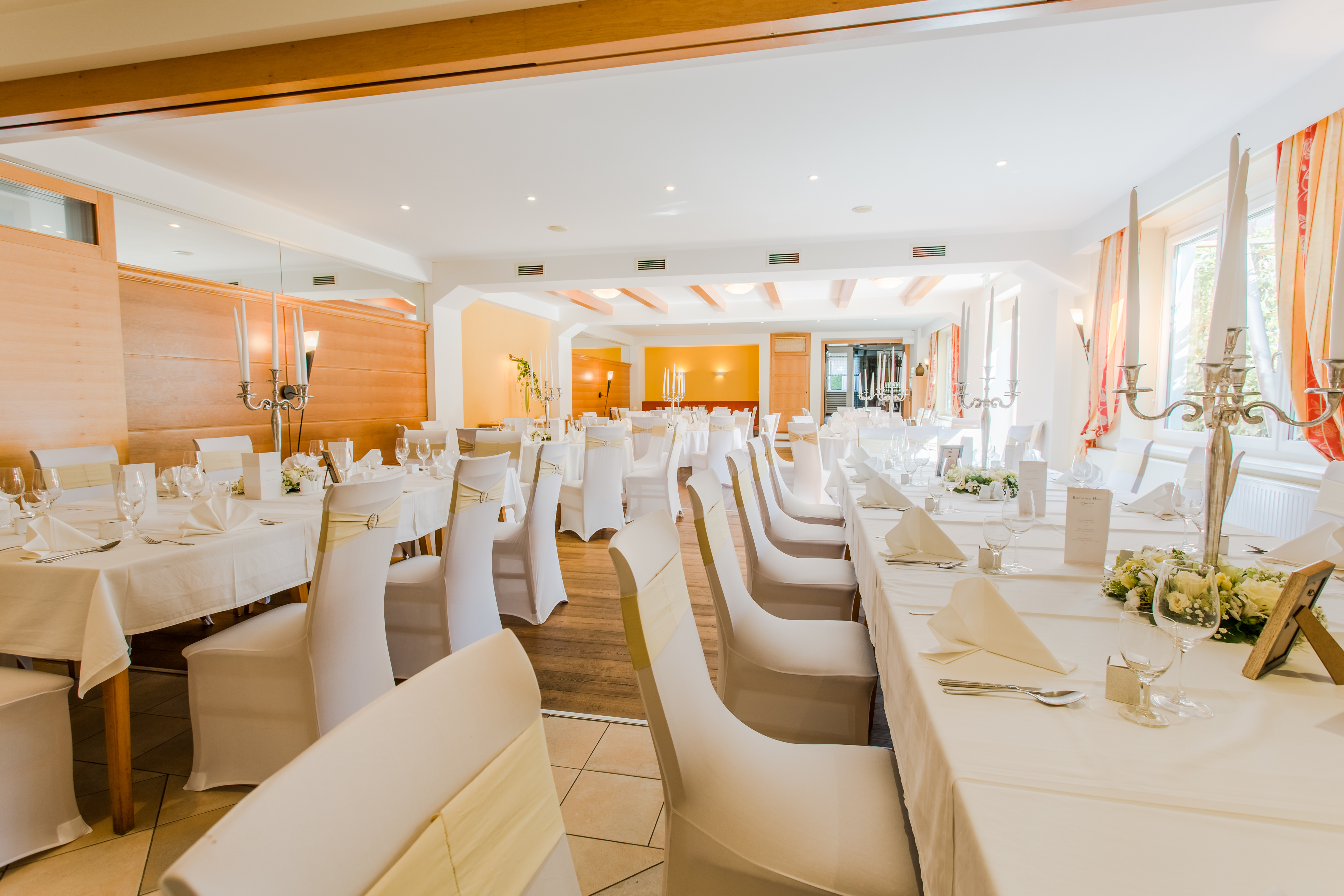 Hochzeit: Große Fenster sorgen für viel Licht im Inneren des Gasthaus Gross in Paldau. - Gasthaus GROSS