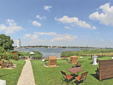Hochzeitslocation: Einzigartiges Panorama am Ostseefjord Schlei mit eigener Strandbar. - Strandrestaurant Marienbad