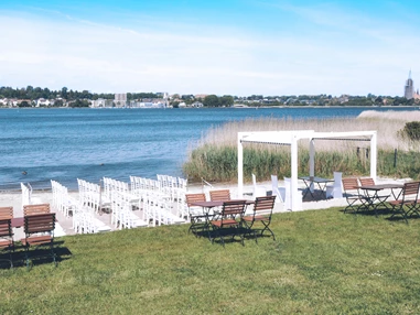 Hochzeitslocation: Standesamtliche oder freie Trauungszeremonie am Strand - Strandrestaurant Marienbad