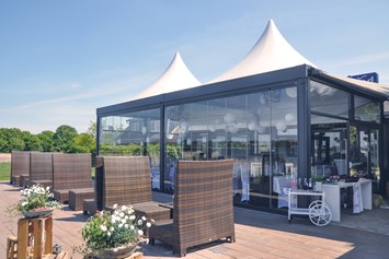 Hochzeit: Terrasse mit eleganten Loungemöbeln - Strandrestaurant Marienbad