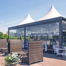 Hochzeit: Terrasse mit eleganten Loungemöbeln - Strandrestaurant Marienbad