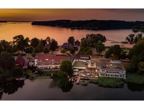 Hochzeitslocation: Außenansicht des Hotels mit Blick vom Küchensee. - Hotel Der Seehof  - Das Hotel im See