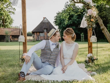 Hochzeitslocation: Gartenhochzeit auf der Festscheune Gut Helmstorf in Schleswig-Holstein. - Festscheune Gut Helmstorf