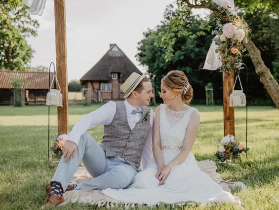 Hochzeitslocation: Gartenhochzeit auf der Festscheune Gut Helmstorf in Schleswig-Holstein. - Festscheune Gut Helmstorf