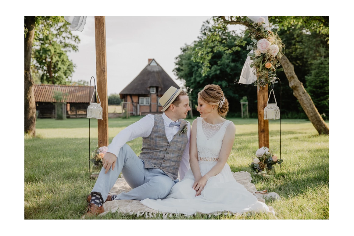 Hochzeitslocation: Gartenhochzeit auf der Festscheune Gut Helmstorf in Schleswig-Holstein. - Festscheune Gut Helmstorf