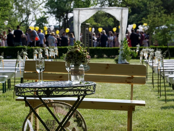 Hochzeitslocation: Gartenhochzeit in Schleswig-Holstein. - Festscheune Gut Helmstorf