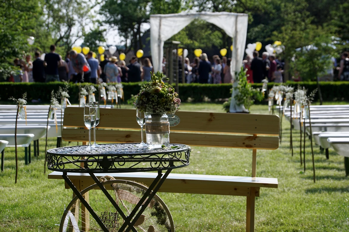 Hochzeitslocation: Gartenhochzeit in Schleswig-Holstein. - Festscheune Gut Helmstorf