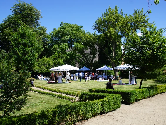 Hochzeitslocation: Gartenhochzeit in Schleswig-Holstein. - Festscheune Gut Helmstorf