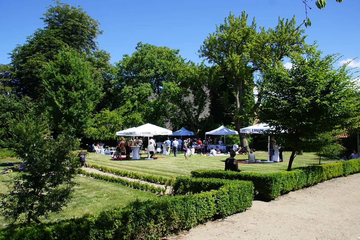 Hochzeitslocation: Gartenhochzeit in Schleswig-Holstein. - Festscheune Gut Helmstorf