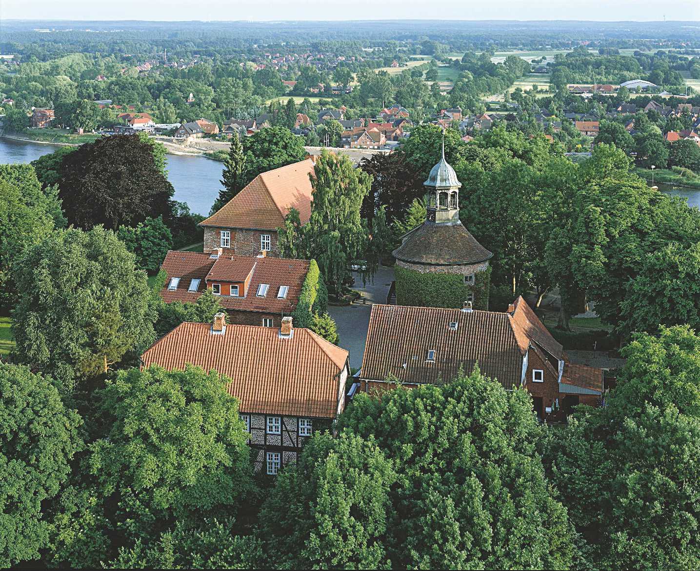 Hochzeit: Das Standesamt Lauenburg befindet sich im Schloss. Von hier aus sind es nur wenige Minuten bis zum Restaurant Elbterrasse. - Restaurant Elbterrasse Lauenburg
