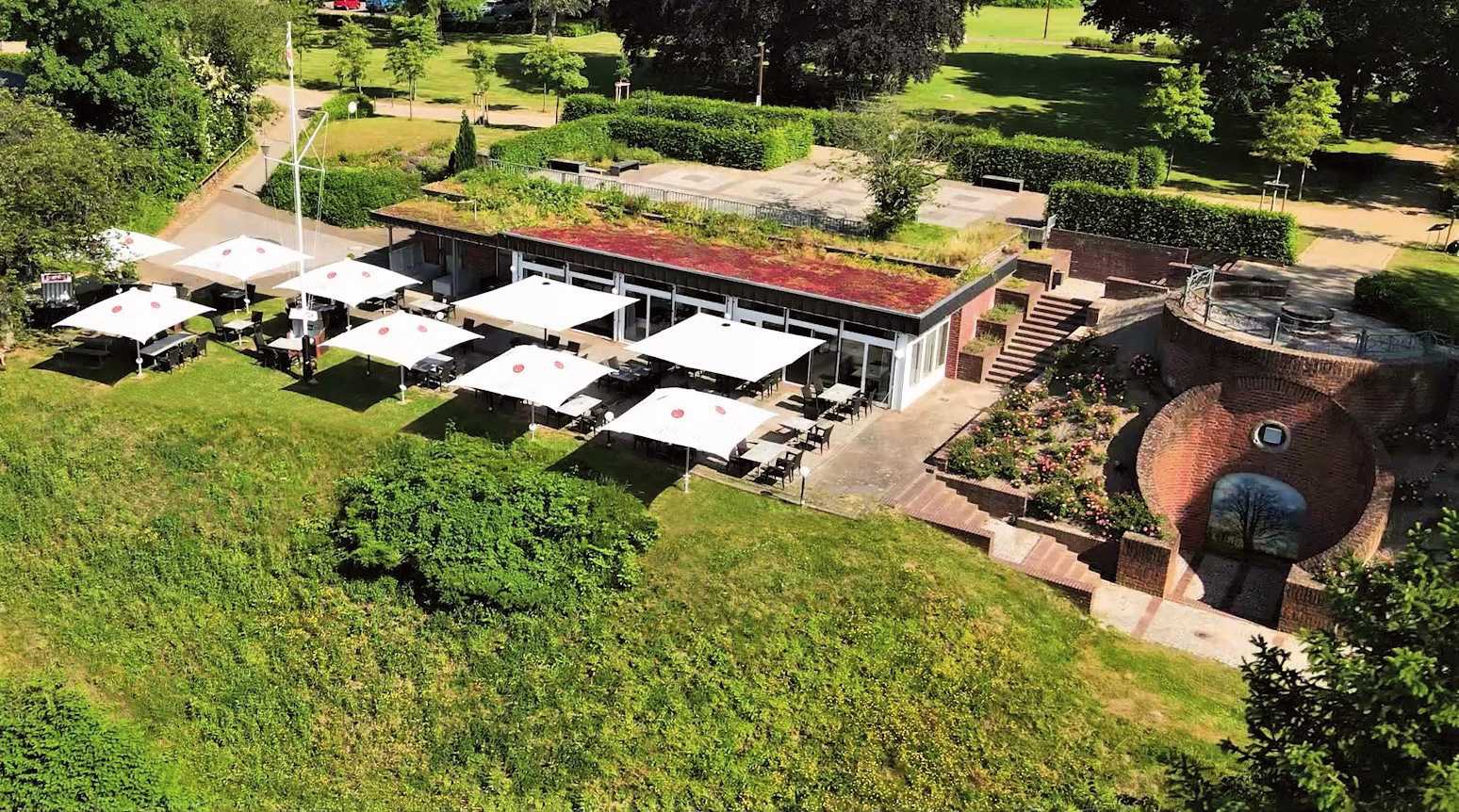 Hochzeit: Zugang zur Terrasse direkt aus dem Saal, somit findet die Feier auf der gesamten Fläche statt. - Restaurant Elbterrasse Lauenburg