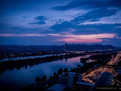 Bruiloft - Kollnbrunn - Feiern Sie Ihre Hochzeit in der Wolke 19 in Wien. Spektakuläre Sonnenuntergänge sind inkludiert :-)
foto © weddingreport.at - wolke19 im Ares Tower