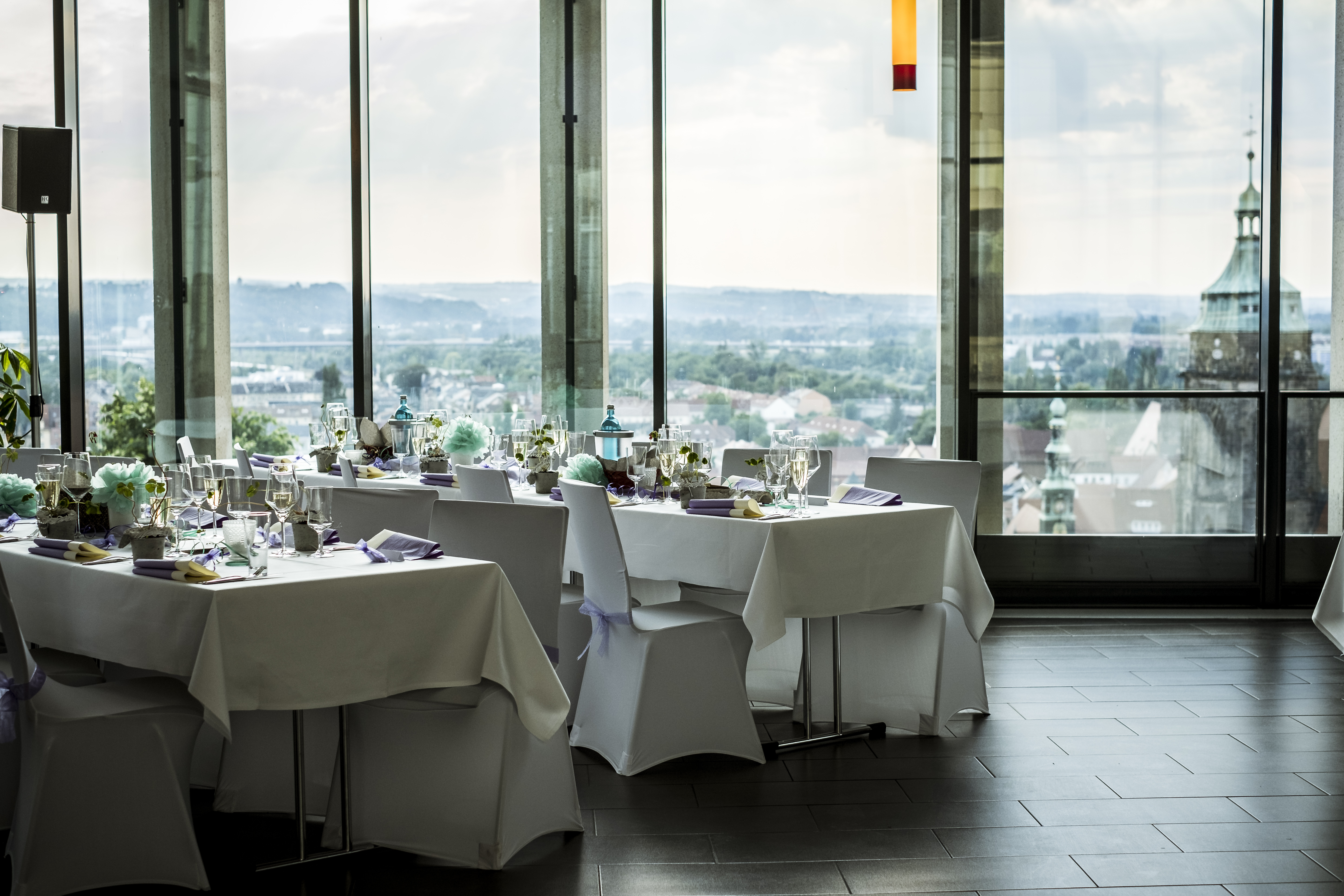 Hochzeitslocation: Durch die großen Glasfronten des Schloßcafe Prina lässt sich sowohl untertags wie auch Nachts ein toller Blick auf Prina wagen. - Heiraten auf Schloss Sonnenstein | Schloßcafé Pirna
