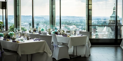 Bruiloft - Radebeul - Durch die großen Glasfronten des Schloßcafe Prina lässt sich sowohl untertags wie auch Nachts ein toller Blick auf Prina wagen. - Heiraten auf Schloss Sonnenstein | Schloßcafé Pirna