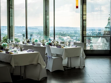 Hochzeit: Durch die großen Glasfronten des Schloßcafe Prina lässt sich sowohl untertags wie auch Nachts ein toller Blick auf Prina wagen. - Heiraten auf Schloss Sonnenstein | Schloßcafé Pirna