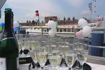 Hochzeit: Sektampfang am Bootssteg - Seehotel Ecktannen