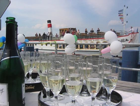 Hochzeit: Sektampfang am Bootssteg - Seehotel Ecktannen
