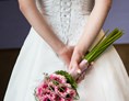 Hochzeit: Schicke Braut mit schickem Brautstrauß - Hotel Altes Stahlwerk