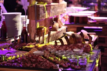 Hochzeit: Speisenauswahl auf dem Buffet in kleinen Gläschen - Hotel Altes Stahlwerk