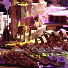 Hochzeit: Speisenauswahl auf dem Buffet in kleinen Gläschen - Hotel Altes Stahlwerk