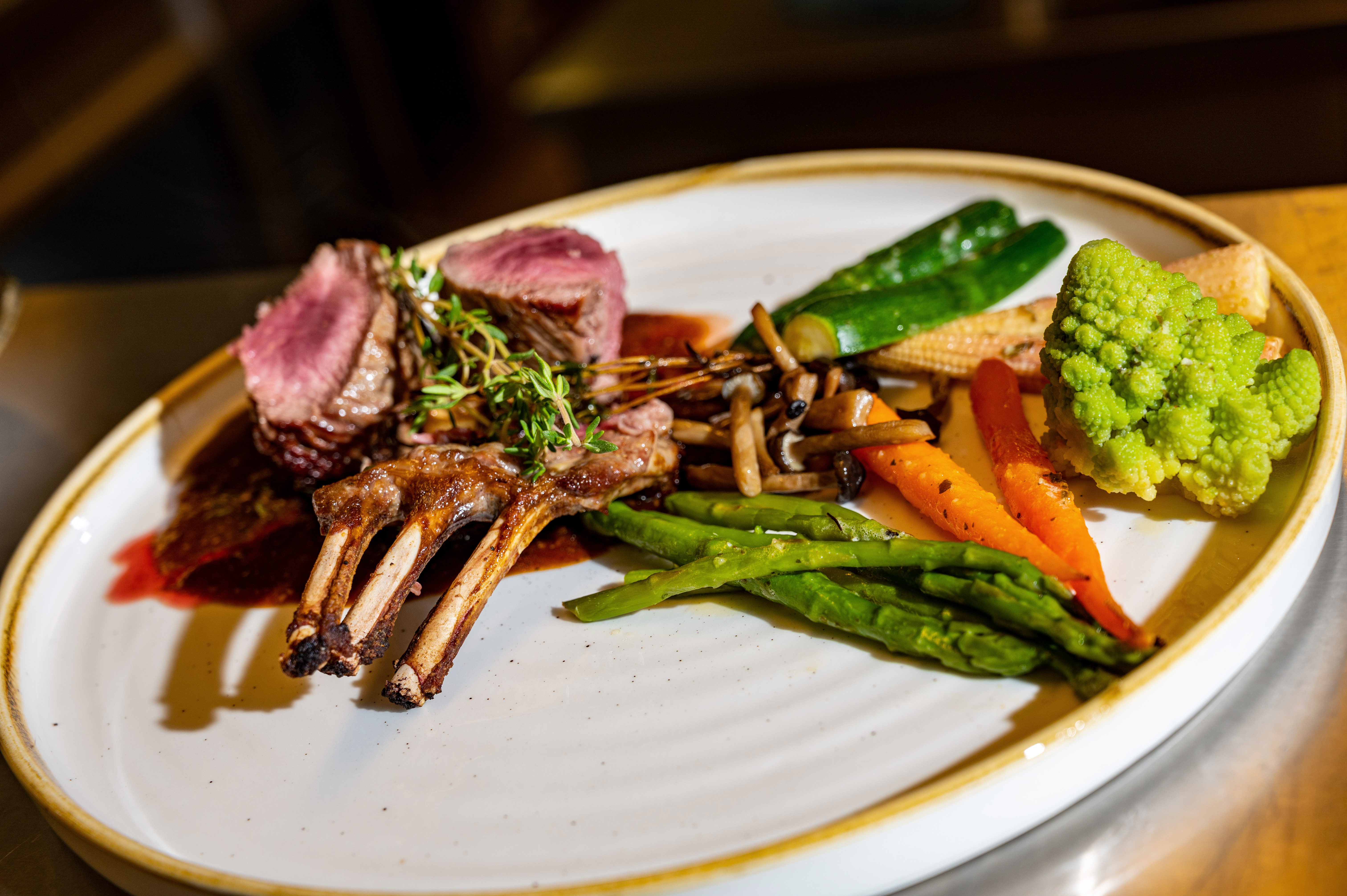 Hochzeit: Wir lieben es euch mit gutem Essen zu verwöhnen und bieten euch hochwertige alpine Fine-Dining Küche - zubereitet mit viel Herzblut von unserem einzigartigem Küchenteam. - jezz AlmResort Ellmau