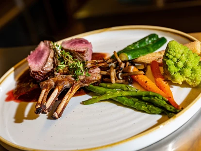 Mariage - Frühlingshochzeit - Wir lieben es euch mit gutem Essen zu verwöhnen und bieten euch hochwertige alpine Fine-Dining Küche - zubereitet mit viel Herzblut von unserem einzigartigem Küchenteam. - jezz AlmResort Ellmau