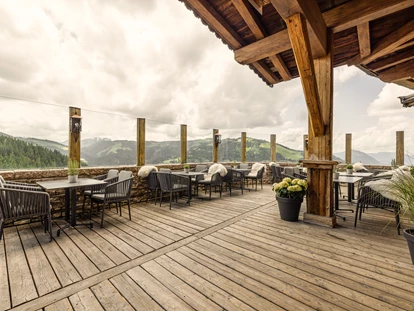 Mariage - Frühlingshochzeit - Unsere große Sonnenterrasse bietet ausreichend Platz für gemeinsame Stunden und verwöhnt mit atemberaubendem Weitblick. - jezz AlmResort Ellmau