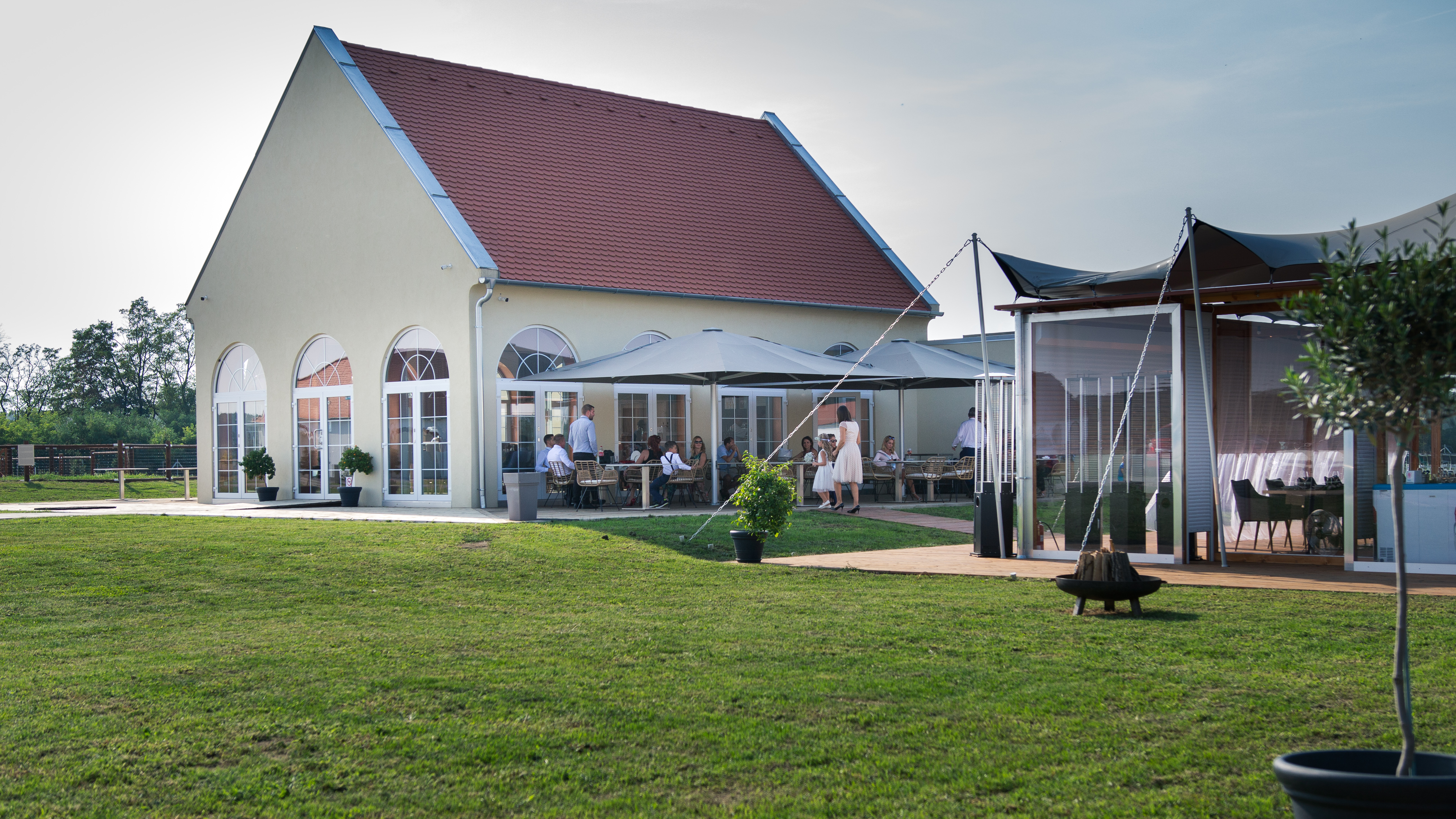 Hochzeitslocation: Franciska Major / Pro Village