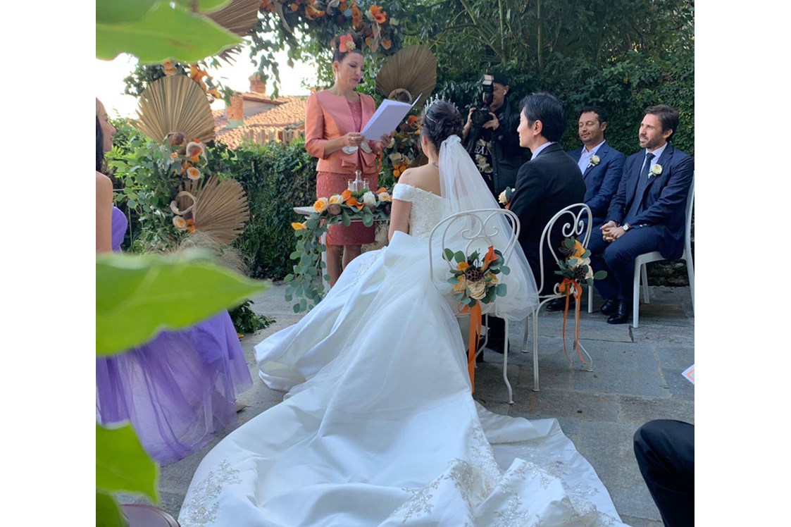 Hochzeit: Real Wedding - Der bezaubernde italienische Garten dient als Kulisse für das Hochzeitsritual. - Villa Piceni