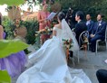 Hochzeit: Real Wedding - Der bezaubernde italienische Garten dient als Kulisse für das Hochzeitsritual. - Villa Piceni