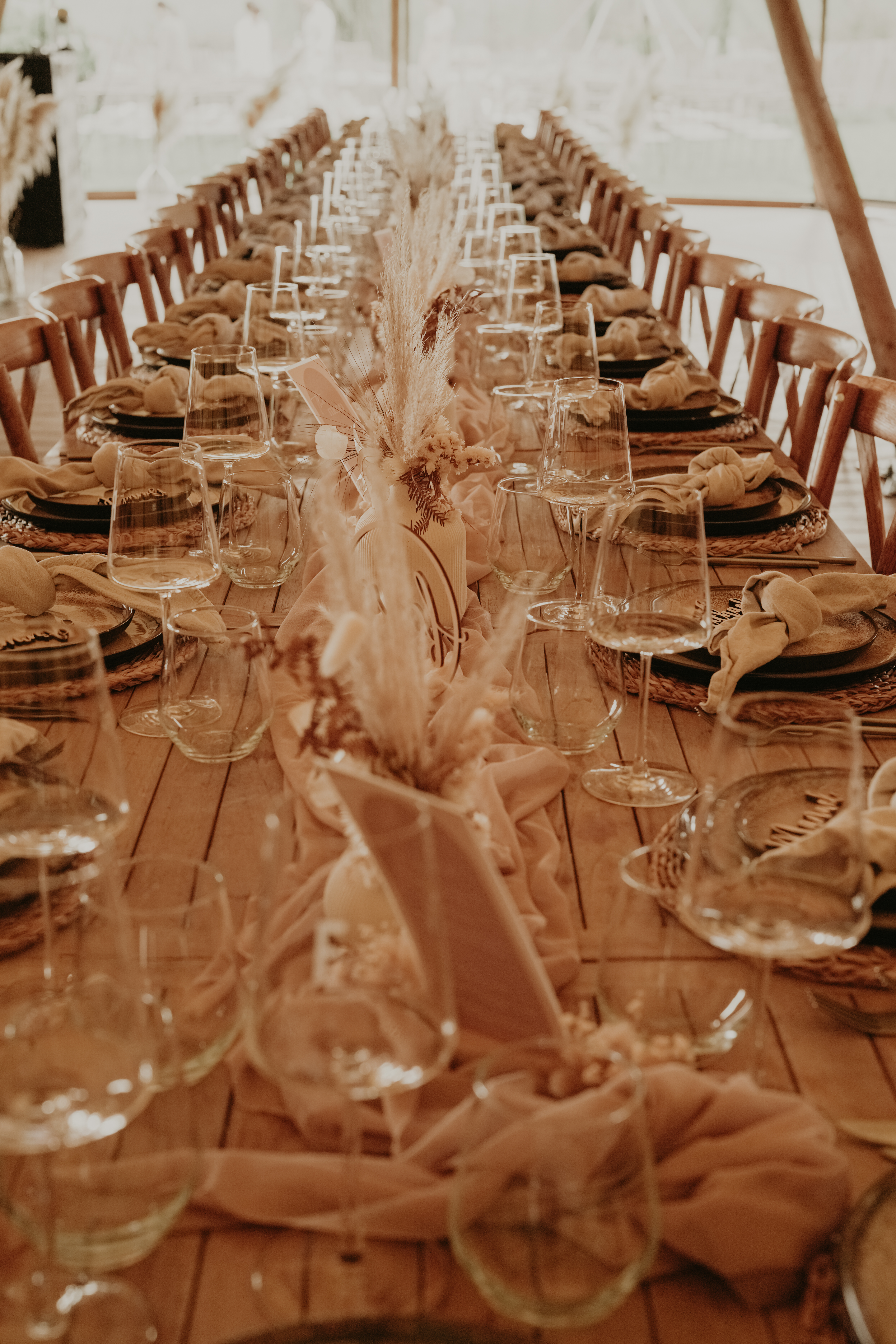 Hochzeit: Gedeckte Tafel im Riesentipi bei Franz von Grün, Österreich, Niederösterreich, Carnuntum, Bruck an der Leitha, Arbesthal - Franz von Grün 