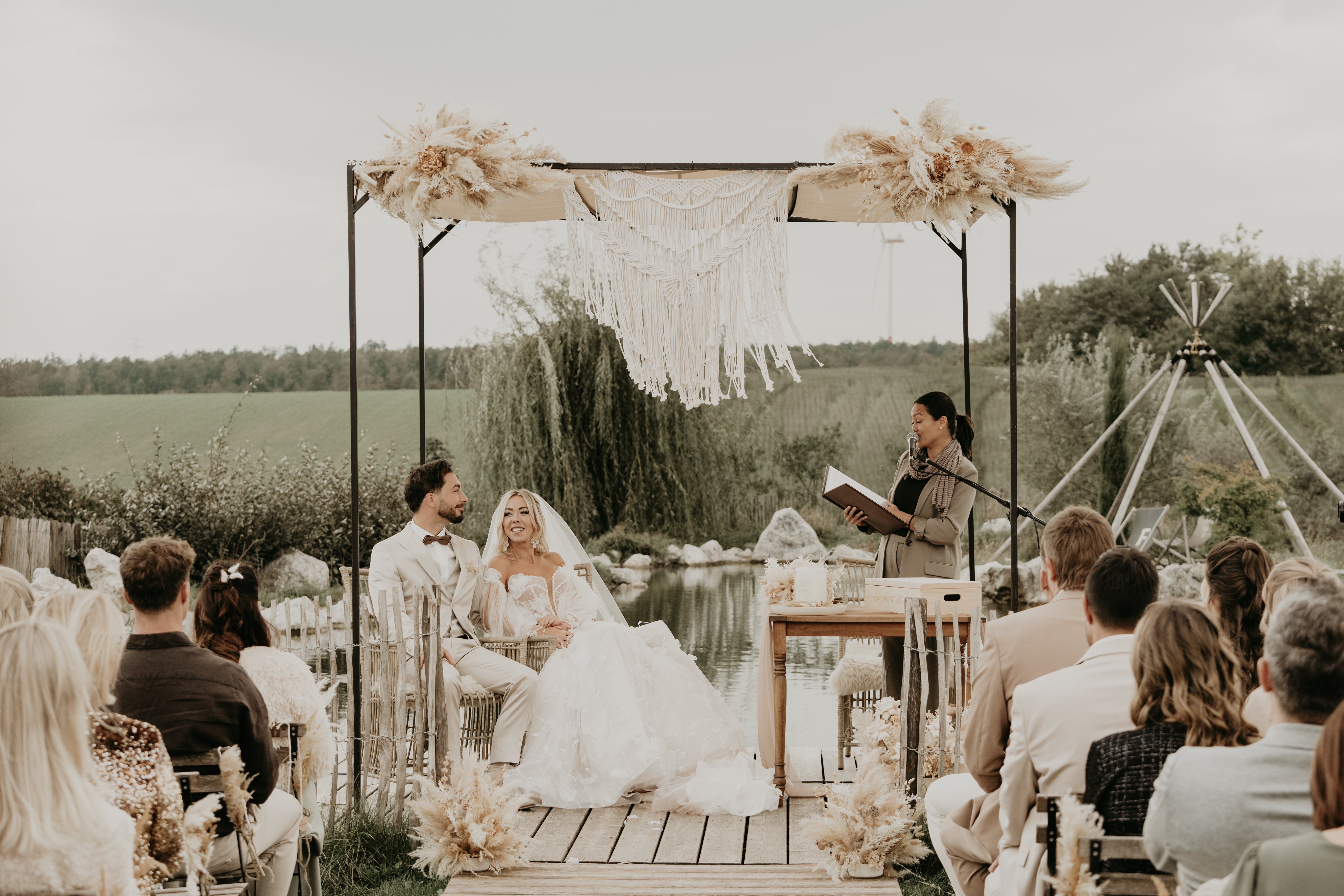Hochzeit: Brautpaar, Trauungsspot am Teich, Boho, Franz von Grün, Österreich, Niederösterreich, Carnuntum, Bruck an der Leitha, Arbesthal - Franz von Grün 