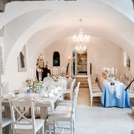 Hochzeit: Der Festsaal im Gewölbe des Himmelblau. - Himmelblau Rust - Hochzeit im Vintage Haus