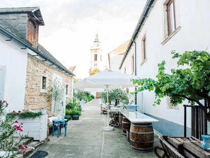 Wedding - Bad Sauerbrunn - Blick in den Innenhof. Die Kirche ist fußläufig erreichbar. - Himmelblau Rust - Hochzeit im Vintage Haus